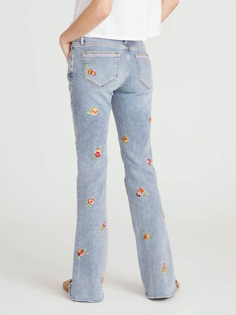 Driftwood Eva Jeans Women’s Size 26 Floral Embroidered Flare Raw Hem Denim NWT - Picture 3 of 9